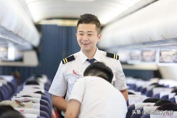 看看这几个空少，长得也不错呢！