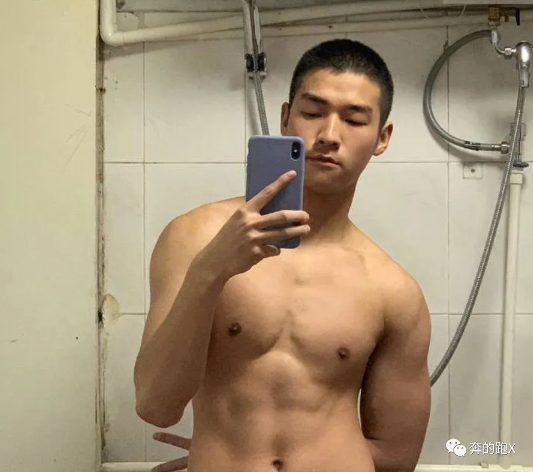 大鼻子爷们兵哥哥浴室自拍，爱了